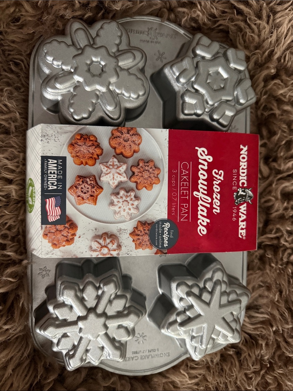 NWT Nordic Ware Silver Snowflake Cakelet Pan
